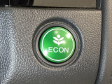 ECON モードをON にするとアクセルペダルの動きに対するエンジンの反応とエアコンの制御を切り換えることで、燃費のいい運転をするドライバーがペダルを踏んだ時と同じようにエンジンを制御します。
