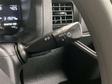 周囲の明るさに応じて自動で点灯・消灯します。薄暮時や夜間の運転においてとても便利です!