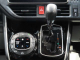 操作のしやすいゲート式シフトレバー。エアコンはオートエアコンで、運転席側と助手席側の温度設定を分ける事が出来ます。