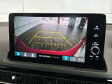 リバースギアに入れるだけで後方の表示へ切り替わります。夜間や雨の日の駐車も楽になりますよ。