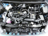 【エンジンルーム】・・・内外装だけでなくこちらもクリーニング済み。 納車までにもう1度しっかり点検いたしますので、安心してお乗りいただけると思います。