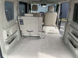 リヤシートは、分割して倒せるので、乗員や荷物に合わせてアレンジ可能です。