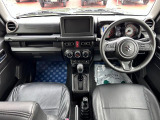 [室内]黒を基調としたシックな室内です☆落ち着いて運転して頂けます♪