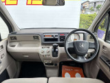 運転廻りの画像です!操作スイッチ類もキレイな状態です。専門スタッフが内外装を清掃・きめ細かい箇所までクリーニングしています。