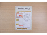 【車両検査証明書】店頭にて、クルマの状態が一目で分かる査証明書を公開中。トヨタ認定検査員が厳しく検査し、状態を点数と図解で表示しています。修復歴はもちろん、傷やヘコミの箇所や程度がご確認いただけます。