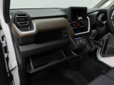 愛知ダイハツのお店では、ダイハツ車を知り尽くしたプロフェッショナルなサービススタッフが、専用の診断機器を使って各システムを点検しております。