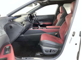 内装色はFSPORT専用ダークローズ。スポーティーな内装がより一層ドライブを楽しくさせます。