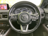 握り心地の良いステアリングは、運転操作をスムーズにします。オーディオやハンズフリー通話など、便利な機能も操作可能です。