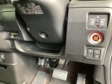 左側に高速で便利なETCがあり、また、便利な電動スライドドア、横滑りを防ぐVSAなどのスイッチは、運転席の右側、手の届きやすい位置にあります。