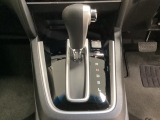 CVT車のセレクトレバーです。低速から高速まで、変速ショックのないスムーズな走りを実現するとともに、エンジン効率のよい領域を維持することで燃費にも貢献します。