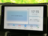 鮮やかなディスプレイが、目的地までの道順をわかりやすく表示。スムーズなカーナビゲーションで、快適なドライブをサポートします。