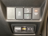 Hondaセンシング用の、VSA(ABS+TCS+横滑り抑制)解除と路外逸脱抑制機能などのオンオフスイッチはハンドルの右側に装備。その下にETC2.0がついています。高速道路の料金所の通過も楽々です。