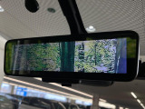 【インテリジェントルームミラー】後席の大きな荷物や同乗者で後方が確認しづらい時でも安心!カメラが撮影した車両後方の映像をルームミラー内に表示。クリアな視界で状況の確認が可能です!