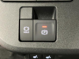【電動パーキングブレーキ+オートブレーキホールド機能】 指先だけで簡単に操作が可能なパーキングブレーキ、スイッチを押すとブレーキペダルから足を離してもブレーキを保持できるオートブレーキホールド搭載。