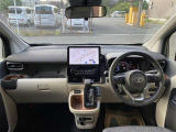 グレーを基調とした内装で、明るい印象です。