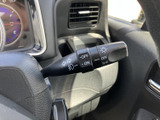 確実な操作感で、周囲への意思表示をスムーズに行えます。安全運転をサポートする機能です。