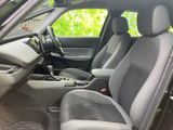 操作しやすい配置のスイッチ類が、運転をサポート。ドライバーの視界を妨げない設計で、安全運転に貢献します。快適な空間です。