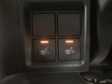 運転席/助手席には寒い時期に嬉しいシートヒ-タ-を装備!