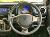 握りやすいステアリングで、快適なドライビングを実現。操作性にも優れており、スムーズな運転をサポートします。手に馴染む設計です。