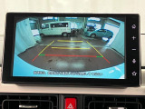 【バックカメラ】 駐車時に車両後方の様子を見ることができるので、運転の不安を軽くします。