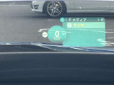 人気のヘッドアップディスプレイ!現在の車速、ナビゲーション・システムによるルート案内の矢印表示、チェック・コントロール、前車接近警告など、さまざまな情報をドライバーの視界内に直接表示いたします!