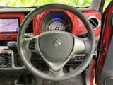 握りやすいステアリングで、快適なドライビングを実現。操作性にも優れ、運転の楽しさを向上させます。