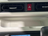 手の届くところにスマートフォンが置けるインパネセンタートレイ