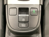 セレクトレバーの下に電子制御パーキングブレーキがあります。スイッチひとつで、停車した地点の傾斜などをシステムが検知・判断してブレーキ力を自動的に制御し、しっかり停車できるパーキングシステムです。