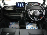 運転にかかわる様々な操作を安全に行えるように視点移動が少なく、操作性に配慮されたスイッチ類が凝縮されたコクピットです。