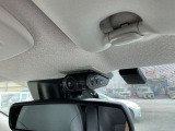 ドライブレコーダーの車室内用カメラ。車内はもちろん、左右後方の映像を記録します。
