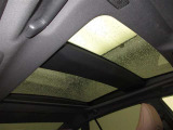 メーカーオプションのムーンルーフが装備されており車内に心地いい開放感を与えてくれます