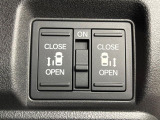 【両側パワースライドドア】スマートキーや運転席のスイッチで後席両側スライドドアの開閉が可能♪電動だから力を入れてドアを開ける必要が無く、小さなお子様でも簡単に開け閉めでき快適です♪