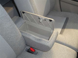 運転席と助手席の間のひじ掛けの中に小物を入れるスペースがあります!