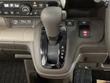 シフトはインパネシフト、パーキングブレーキは電子制御なので運転席と助手席の間はすっきりしています。