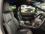 運転席の画像です。足元やシートまわりに余裕があり、リラックスした姿勢で運転が可能です。視界も良好で操作系へのアクセスもしやすく、快適で安心感のあるドライブをサポートします。