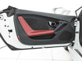 納車後も、年間入庫約2万台の豊富な経験値と技術力で専門トレーニングを受講したメーカー登録テクニシャン達がお客様の大切な車両のコンディションを保ちます。