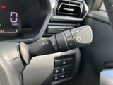 操作しやすいウインカーレバーは、スムーズな車線変更をサポートします。指先で簡単に操作でき、安全な運転に貢献します。