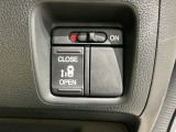 パワースライドドアが付いています。ワンタッチで簡単にお子様でも、お年寄りの方でも、開閉できますからとても便利です。キーレスや車内スイッチでも自動でドアの開閉ができます。