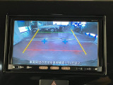 【バックカメラ】 駐車時に車両後方の様子を見ることができるので、運転の不安を軽くします。