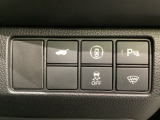 ハンドルの右側にHondaセンシング用のメインスイッチとパワーテールゲートスイッチがついています。パワーテールゲートスイッチは車内からでもテールゲートの開け閉めを電動でできます。