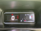 視認性の高いメータークラスターで、運転に必要な情報を的確に把握できます。デジタル表示で、走行距離や時間、外気温などを確認しやすい設計です。