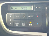 【オートエアコン】一度お好みの温度に設定すれば、車内の温度を検知し風量や温度を自動で調整。暑い&hellip;寒い&hellip;と何度もスイッチ操作をする必要はありません。快適な車内空間には必須の機能ですね♪