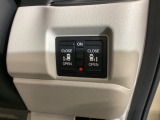 パワースライドドアの開閉はスマートキーのリモコンやドアノブは勿論、運転席側のスイッチ操作でも開閉ができ、安全・簡単です。