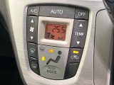 【オートエアコン】一度お好みの温度に設定すれば、車内の温度を検知し風量や温度を自動で調整。暑い&hellip;寒い&hellip;と何度もスイッチ操作をする必要はありません。快適な車内空間には必須の機能ですね♪