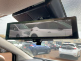 後席の荷物や乗員に遮られないクリアな後方視界を実現。スイッチ一つで通常の鏡面と切替可能です!