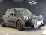 MINIのフロントグリルのデザインはイギリスで生まれた当初から、シルバーのサイドバーが折り重なった伝統的なデザインで御座います。その伝統はBMWのお車になってからでも少しずつ形を変えて守られております