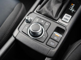マツダコネクトを操作するコマンダーコントロールです。運転中に自然と手の触れる位置に配置されています。