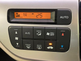【オートエアコン】一度お好みの温度に設定すれば、車内の温度を検知し風量や温度を自動で調整。暑い&hellip;寒い&hellip;と何度もスイッチ操作をする必要はありません。快適な車内空間には必須の機能ですね♪