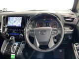 運転席まわりです。 各操作スイッチは使いやすい位置に配置されてます。