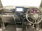 車内は光触媒抗菌消臭施工済です。インパネ周りはスタイリッシュなデザインです。グローブボックスやカップホルダーのほかにトレーなどたくさんの収納スペースが付いています。